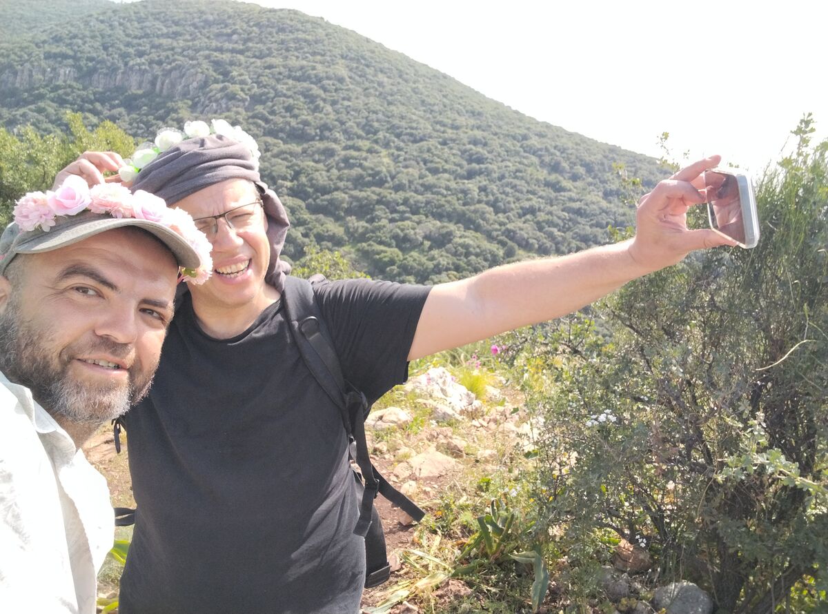 טיפוס בין סלעים בנחל