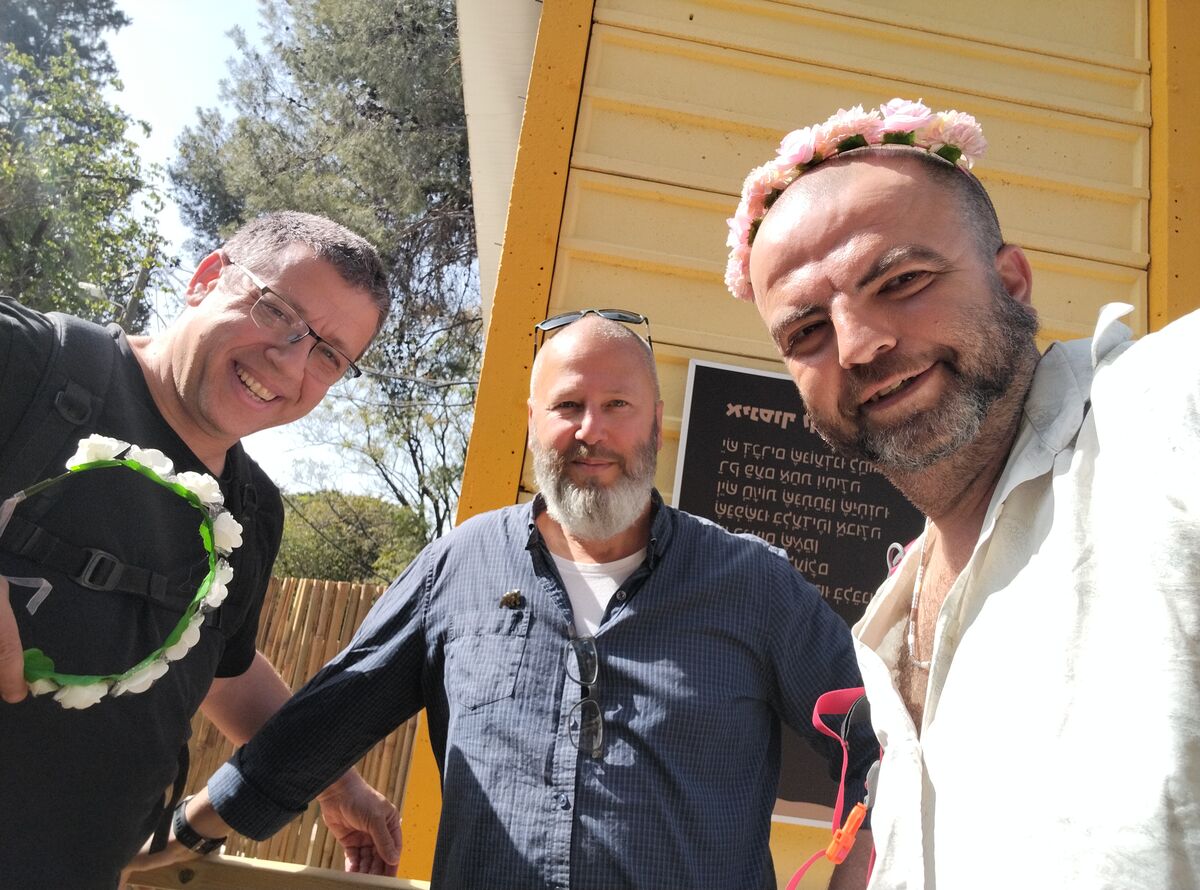 שלושה גברים עם זר פרחים בטבע